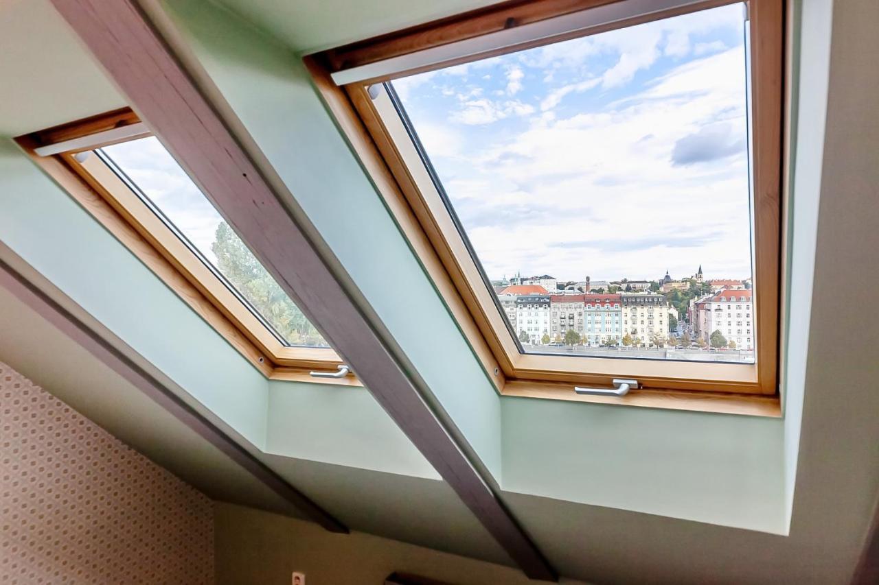 Attic Apartment On Waterfront / View / Netflix Прага Экстерьер фото